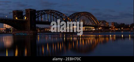Köln, NRW, Deutschland, 02 12 2021, Südbrücke über den Rhein in den frühen Morgenstunden, beleuchtet Stockfoto