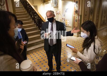 Washington, Usa. Februar 2021, 12th. Tim Kaine, D-VA., spricht mit Reportern während einer Pause im Strafverfahren gegen den ehemaligen Präsidenten Donald Trump im US-Kapitol in Washington DC am Freitag, den 12. Februar 2021. Pool Foto von Caroline Brehman/UPI Kredit: UPI/Alamy Live News Stockfoto