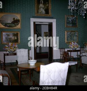 Abendessen zu Ehren von Andru00e9 Malraux, Staatsminister für kulturelle Angelegenheiten Frankreichs, 8:00pm Uhr. Blick auf Blumenarrangements im Grünen Raum des Weißen Hauses, Washington, D.C., eingerichtet für ein Abendessen zu Ehren des Staatsministers für Kulturangelegenheiten Frankreichs, Andru00e9 Malraux. Stockfoto