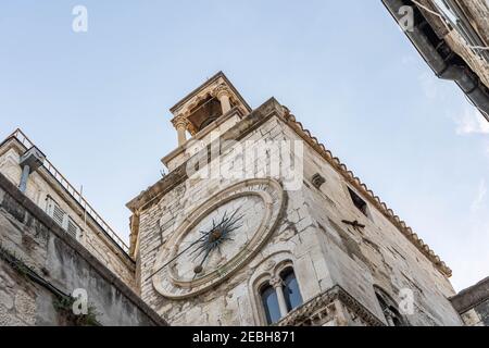 Glockenturm Blick auf die Kirche unserer Dame in alten Split Stadt in Kroatien Stockfoto