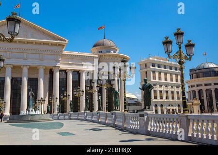 Museum für Archäologie und Brücke in Skopje an einem schönen Sommertag, Republik Mazedonien Stockfoto