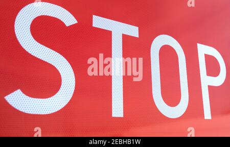 Stoppschild, weiße Buchstaben auf weißem Hintergrund. Deatail. Stockfoto