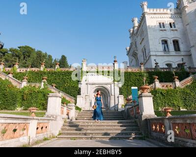 Weibliche Touristen erkunden Schloss Miramare in Triest, Italien Stockfoto