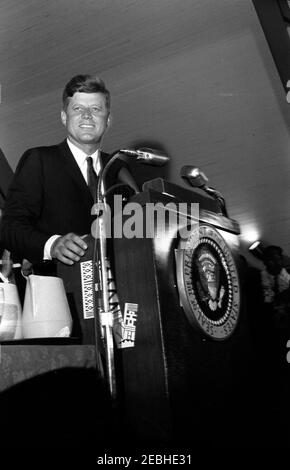 Reise in die westlichen Staaten: Honolulu, Hawaii, Adresse zur U.S. Conference of Mayors im Hilton Hawaiian Village Hotel, 4:33pm Uhr. Präsident John F. Kennedy spricht an die Teilnehmer der Konferenz der Bürgermeister der Vereinigten Staaten über die Bürgerrechte in amerikanischen Städten. Long House, Hilton Hawaiian Village Hotel, Honolulu, Hawaii. Stockfoto