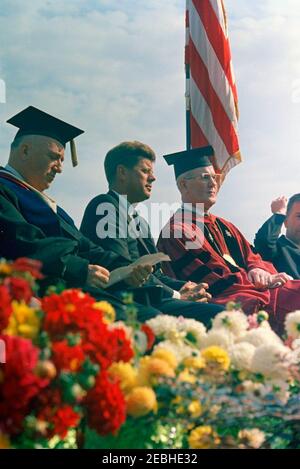 Conservation Tour of Western States: Washington, Tacoma: Präsident Kennedy hält eine Rede im Cheney Stadium. Präsident John F. Kennedy nimmt an einer gemeinsamen Einberufungszeremonie Teil, die von der Pacific Lutheran University und der University of Puget Sound einberufen wurde. Von links nach rechts: Präsident der University of Puget Sound, Dr. R. Franklin Thompson; Präsident Kennedy; Präsident der Pacific Lutheran University, Dr. Robert A. L. Mortvedt; und Senator Henry M. u201cScoopu201d Jackson von Washington (teilweise versteckt am Rand des Rahmens). Cheney Stadium, Tacoma, Washington. Stockfoto