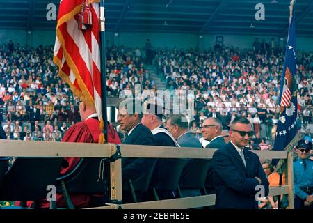Conservation Tour of Western States: Washington, Tacoma: Präsident Kennedy hält eine Rede im Cheney Stadium. Präsident John F. Kennedy nimmt an einer gemeinsamen Einberufungszeremonie Teil, die von der Pacific Lutheran University und der University of Puget Sound einberufen wurde. Auf der Plattform sitzend (L-R): Präsident der Pacific Lutheran University, Dr. Robert A. L. Mortvedt; Präsident Kennedy; Präsident der University of Puget Sound, Dr. R. Franklin Thompson; Senator Warren G. Magnuson (Washington); und Vertreter Thor C. Tollefson (Washington). Der Geheimagent des Weißen Hauses, Paul A. Burns, steht auf der rechten Seite. Cheney Stad Stockfoto