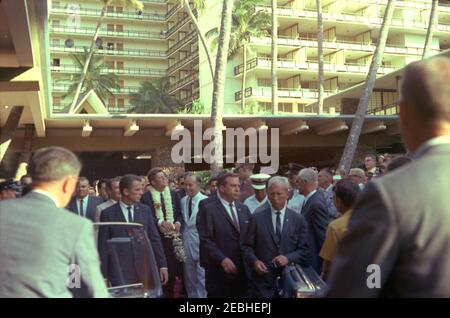 Reise in die westlichen Staaten: Honolulu, Hawaii, Adresse zur U.S. Conference of Mayors im Hilton Hawaiian Village Hotel, 4:33pm Uhr. Präsident John F. Kennedy (links, trägt Blumenleis) besucht das Hilton Hawaiian Village Hotel in Honolulu, Hawaii; der Präsident nahm an der Konferenz der Bürgermeister der Vereinigten Staaten im Long House Hiltonu2019s Teil. Auch abgebildet: Gouverneur John A. Burns von Hawaii; Geheimagenten des Weißen Hauses, Ron Pontius und Dave Grant. Stockfoto