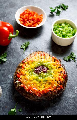 Rainbow Veggie Paprika Pizza Kruste auf blauem Stein Hintergrund. Vegetarisch vegan oder gesundes Lebensmittelkonzept. Stockfoto