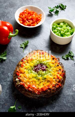 Rainbow Veggie Paprika Pizza Kruste auf blauem Stein Hintergrund. Vegetarisch vegan oder gesundes Lebensmittelkonzept. Stockfoto