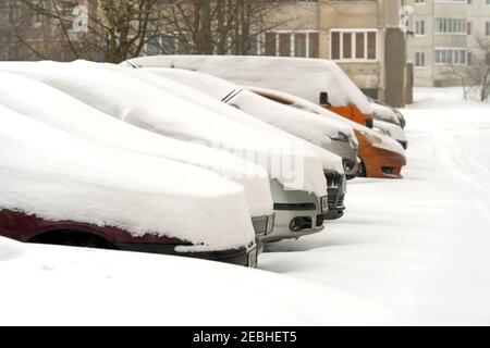 Schneebedeckte Autos auf dem Parkplatz an einem Wintertag Stockfoto