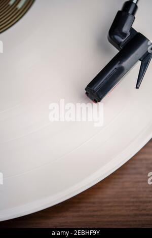 Detail einer weißen Vinyl-Platte auf einem Plattenspieler Stockfoto