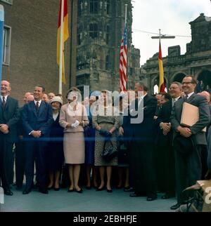 Europareise: Deutschland, Köln: Kuf6lner Rathaus, 10:55am Uhr. Eunice Kennedy Shriver und andere treffen sich im Ku00f6lner Rathaus in Köln, um die Rede von Präsident John F. Kennedy zu hören. Von links nach rechts (im Vordergrund): US-Staatssekretär, Dean Rusk; Außenminister von Deutschland, Gerhard Schru00f6der; nicht identifiziert; Frau Shriver; nicht identifiziert; Cecilia McGhee; Libeth Werhahn, Tochter des Bundeskanzlers von Westdeutschland, Konrad Adenauer; Bundeskanzler Adenauer; Stadtdirektor von Köln, Dr. Max Adenauer; US-Botschafter in Westdeutschland, Georg Stockfoto