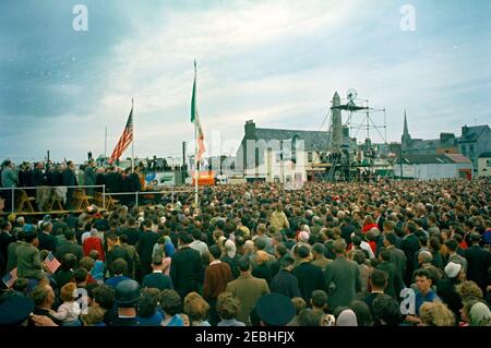 Reise nach Europa: Irland, Wexford: Ankunft, Begrüßung Oberbürgermeister Thomas Byrne, Kranzniederlegung am John Barry Memorial, Ansprache am Redmond Place. 1:10PM UHR. Blick auf die Menschenmenge, die am Redmond Place in Wexford, Irland, zu einer Begrüßungszeremonie zu Ehren von Präsident John F. Kennedy zusammenkam. Präsident Kennedy und andere prominenten Gäste stehen auf der speakersu0027 Plattform auf der linken Seite. Der Präsident hielt eine Ansprache und erhielt während der Zeremonie die Ehrenfreiheit der Stadt Wexford. Stockfoto