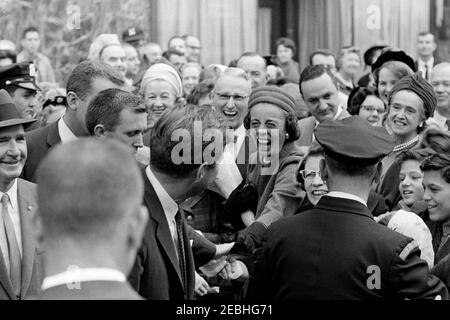 Reise nach Maine u0026 Massachusetts: Boston, Präsident Kennedy nimmt an der Messe in der St. Francis Xavier Church Teil, 10:02am Uhr. Präsident John F. Kennedy begrüßt Menschenmengen nach der Teilnahme an der Messe in der St. Francis Xavier Chapel in Boston, Massachusetts. Auch abgebildet: Spezieller Assistent des Präsidenten, Dave Powers; Geheimagenten des Weißen Hauses, Ron Pontius und Jerry Blaine. Stockfoto