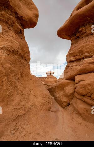 Foto des Goblin Valley State Park, nahe Hanksville, Emery County, Utah, an einem bewölkten Sommertag. Stockfoto