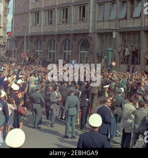 Europareise: Deutschland, Frankfurt: Präsident Kennedy in der Paulskirche, 4:35pm Uhr. Präsident John F. Kennedy und andere gehen zur Paulskirche (St. Paulu2019s Kirche) nach seiner Ansprache auf dem Ru00f6merberg in Frankfurt am Main, Bundesrepublik Deutschland. Zu den abgebildeten Personen gehören: Hessischer Ministerpräsident Georg August Zinn; Bürgermeister (Oberbu00fcrgermeister) von Frankfurt, Werner Bockelmann; US-Botschafter in der Bundesrepublik Deutschland, George C. McGhee; Westdeutscher Botschafter in den Vereinigten Staaten, Karl Heinrich Knappstein; Direktor des Radio im amerikanischen Sektor (RIAS) in Berlin und Übersetzer für Pre Stockfoto