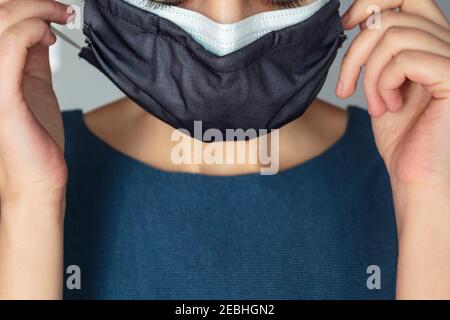 Frau mit zwei schützenden Gesichtsmasken zur gleichen Zeit Stockfoto