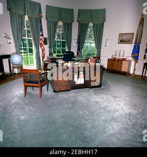 Caroline Kennedy (CBK) u0026 Kerry Kennedy im Oval Office. Caroline Kennedy und Kerry Kennedy, Tochter des Generalstaatsanwalts Robert F. Kennedy, schauen durch das klappbare Panel des Präsidenten John F. Kennedyu0027s-Schreibtisches (HMS Resolute Desk) im Oval Office, White House, Washington, D.C. Stockfoto