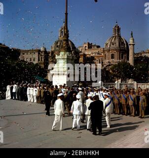 Europareise: Italien, Rom: Präsident Kennedy am Grab des unbekannten Soldaten. Präsident John F. Kennedy begrüßt italienische Militärangehörige im Confetti-übersäten Viktor-Emmanuel-Denkmal (u201cMonumento Nazionale a Vittorio Emanuele IIu201d) in Rom, Italien, bei einem Besuch des Grabes des unbekannten Soldaten. Zu den Begleitern des Präsidenten gehören: Der italienische Verteidigungsminister Giulio Andreotti; der italienische Protokollchef Angelo Corrias; der Chef des italienischen Verteidigungsstabs, General Aldo Rossi; der italienische Botschafter in den Vereinigten Staaten, Sergio Fenoaltea; der US-Protokollchef Angier Biddle Stockfoto