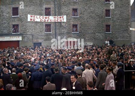 Europareise: Irland, New Ross. Präsident John F. Kennedy (Mitte rechts, meist versteckt) begrüßt Menschenmassen, die sich am New Ross Quay in New Ross, County Wexford, Irland, während einer Begrüßungszeremonie zu seinen Ehren versammelten. Präsident Kennedy hielt eine Rede am Kai, von dem aus sein Urgroßvater Patrick Kennedy in die Vereinigten Staaten emigrierte. Stockfoto