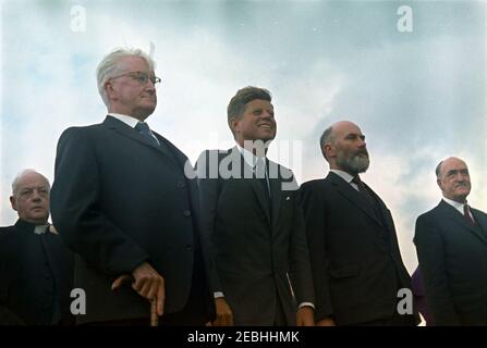 Europareise: Irland, New Ross. Präsident John F. Kennedy und andere angesehene Gäste nehmen an einer Begrüßungszeremonie für Präsident Kennedy am New Ross Quay in New Ross, County Wexford, Irland, Teil. Von links nach rechts: Nicht identifiziert (hinten); Vizepräsident des New Ross Urban District Council, Gerald Donovan; Präsident Kennedy; Vorsitzender des New Ross Urban District Council, Andrew Minihan; und Minister für auswärtige Angelegenheiten Irlands, Frank Aiken. Der Präsident hielt eine Rede am Kai, von dem sein Urgroßvater, Patrick Kennedy, in die Vereinigten Staaten emigrierte. Stockfoto