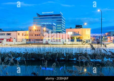 Gumpoldskirchen: Novomatic Hauptsitz, Wiener Neustädter Kanal (Wiener Neustädter Kanal) in Wienerwald, Wienerwald, Niederösterreich, Niederösterreich, Niederösterreich, Stockfoto