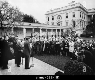 Besuch der Staatsvorsitzenden des Ausschusses für Beschäftigung und behinderte Menschen Presidentu0027s, 9:30am Uhr. Präsident John F. Kennedy (links, bei Mikrofonen) hält Bemerkungen an die Vorsitzenden des Ausschusses für Beschäftigung und behinderte Menschen von Presidentu0027s. Links von Präsident Kennedy: Vorsitzender des Ausschusses, Melvin J. Maas; Vorsitzender der Kommission für den öffentlichen Dienst, John W. Macy. Rose Garden, White House, Washington, D.C. Stockfoto