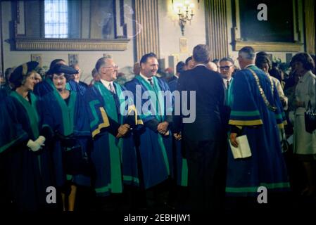 Europareise: Irland, Dublin: Präsident Kennedy erhält Ehrenfreiheit der Stadt Dublin, St. Patricku2019s Hall, Dublin Castle. Präsident John F. Kennedy (rechts, mit dem Rücken zur Kamera) begrüßt die Mitglieder des Stadtrats von Dublin, nachdem er eine Ehrenfreiheit der Stadt Dublin bei einer Zeremonie in der St. Patricku0027s Hall im Dublin Castle, Dublin, Irland, erhalten hat. Ebenfalls im Bild: Oberbürgermeister von Dublin, Alderman Seu00e1n Moore (rechts von Präsident Kennedy); die Presidentu0027s Schwestern, Jean Kennedy Smith (teilweise versteckt hinter dem Oberbürgermeister) und Eunice Kennedy Shriver (ganz rechts). Stockfoto