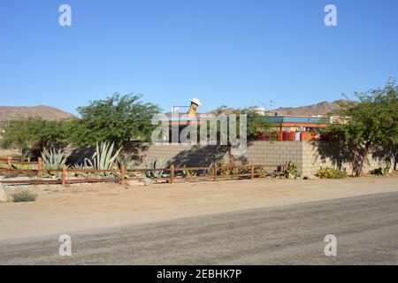 Joshua Tree, USA, Tankstellendetail mit einer riesigen Koboy-Figur Stockfoto