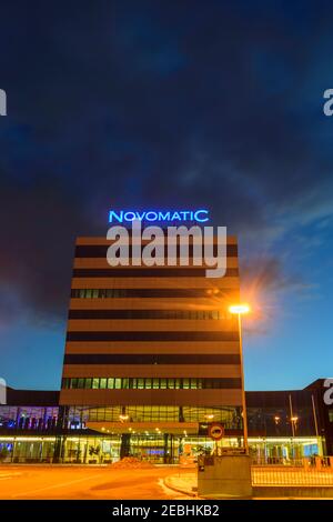 Gumpoldskirchen: Novomatic Hauptsitz in Wienerwald, Wienerwald, Niederösterreich, Niederösterreich, Österreich Stockfoto