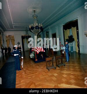 Staatsfuneral von Präsident Kennedy: In Ruhe im Ostraum des Weißen Hauses liegend. Der verstorbene Präsident John F. Kennedy liegt in Ruhe im Ostraum des Weißen Hauses; Präsident Kennedyu2019s mit Flagge drapierte Schatulle sitzt in der Mitte links. Die Mitglieder der Ehrenwache stehen Wache. Washington, D.C. Stockfoto
