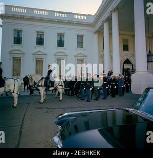 Staatsfuneral von Präsident Kennedy: Abfahrt vom Weißen Haus und Prozession zum Kapitol der Vereinigten Staaten. Die Trauerprozession von Präsident John F. Kennedy bereitet sich darauf vor, das Weiße Haus zum Kapitolgebäude zu verlassen; die Fahnenschatulle von Präsident Kennedy wird von einem Pferdekaisson getragen, an dem Ehrenwache teilnimmt. North Portico, White House, Washington, D.C. Stockfoto