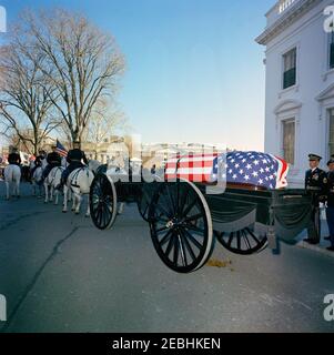 Staatsfuneral von Präsident Kennedy: Abfahrt vom Weißen Haus und Prozession zum Kapitol der Vereinigten Staaten. Die Trauerprozession von Präsident John F. Kennedy verlässt das Weiße Haus für das Kapitolgebäude; die Fahnenschal von Präsident Kennedy wird von einem Pferdekaisson getragen. North Lawn Auffahrt, White House, Washington, D.C. Stockfoto