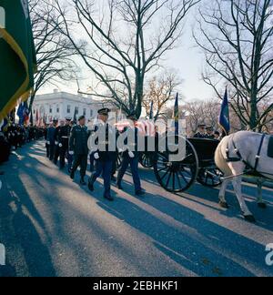 Staatsfuneral von Präsident Kennedy: Abfahrt vom Weißen Haus und Prozession zum Kapitol der Vereinigten Staaten. Die Trauerprozession von Präsident John F. Kennedy verlässt das Weiße Haus für das Kapitolgebäude; die Fahnenschwärz von Präsident Kennedy wird von einem Pferd gezogenen Caisson mit Ehrengarde anwesend getragen. North Lawn Auffahrt, White House, Washington, D.C. Stockfoto