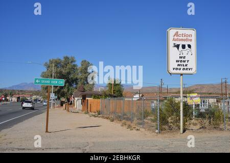 Joshua Tree, USA, Straßenszene mit Werbeschilder und Verkehr Stockfoto