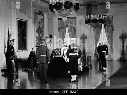 Staatsfuneral von Präsident Kennedy: In Ruhe im Ostraum des Weißen Hauses liegend. Der verstorbene Präsident John F. Kennedy liegt in Ruhe im Ostraum des Weißen Hauses; Präsident Kennedyu2019s mit Flagge drapierte Sarg sitzt in der Mitte. Die Mitglieder der Ehrenwache stehen Wache. Washington, D.C. Stockfoto