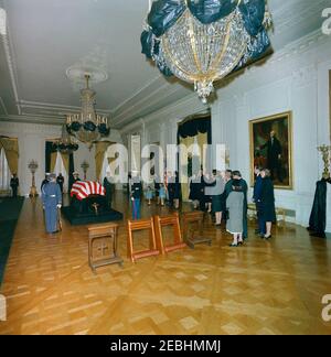 Staatsfuneral von Präsident Kennedy: Abfahrt vom Weißen Haus und Prozession zum Kapitol der Vereinigten Staaten. Der verstorbene Präsident John F. Kennedy liegt in Ruhe im Ostraum des Weißen Hauses; die fahnendrapierte Schatulle von Präsident Kennedy sitzt auf der linken Seite, vor einer Trauerprozession zum Kapitolgebäude. Die abgebildeten sind: Jacqueline Kennedy und ihre Kinder, Caroline Kennedy und John F. Kennedy, Jr.; Generalstaatsanwalt, Robert F. Kennedy; Jean Kennedy Smith; First Lady Bird Johnson; Präsident Lyndon B. Johnson; Prinzessin Lee Radziwill von Polen; Jamie Auchincloss; Hugh D. Auchinc Stockfoto