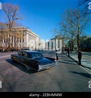 Staatsfuneral von Präsident Kennedy: Abfahrt vom Weißen Haus und Prozession zum Kapitol der Vereinigten Staaten. Die Trauerprozession von Präsident John F. Kennedy geht auf die Pennsylvania Avenue über, auf dem Weg vom Weißen Haus zum Kapitolgebäude. Trauernde säumen die Straße. Washington, D.C. Stockfoto