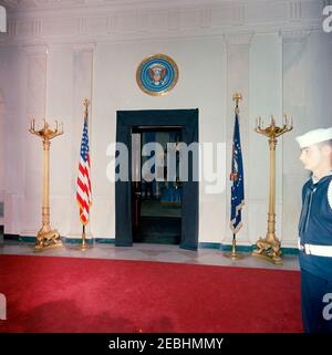 Staatsfuneral von Präsident Kennedy: Abfahrt vom Weißen Haus und Prozession zum Kapitol der Vereinigten Staaten. Blick auf den Eingang zum Blauen Raum, mit schwarzem Trauerkreppe für die staatliche Beerdigung von Präsident John F. Kennedy drapiert. Mitglieder der Ehrenwache stehen zur Aufmerksamkeit. Cross Hall, White House, Washington, D.C. Stockfoto