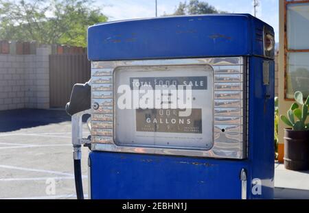 Joshua Tree, USA, alte blaue Tankstellenpumpe Stockfoto