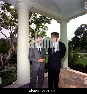 Präsident Kennedy mit Milton Berle. Präsident John F. Kennedy besucht den Schauspieler und Komiker Milton Berle (links) in der West Wing Colonnade des Weißen Hauses, Washington, D.C. Stockfoto