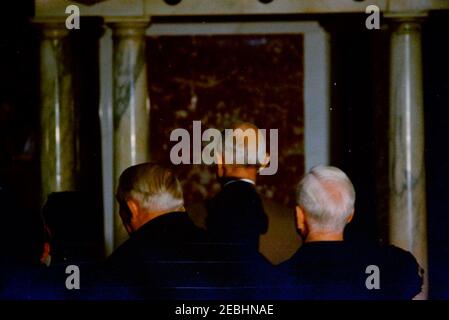 State Funeral of President Kennedy: Requiem Messe in St. Matthewu2019s Kathedrale und Beerdigung auf Arlington National Cemetery. Ausländische Würdenträger nehmen an der Requiem-Messe in der staatlichen Beerdigung von Präsident John F. Kennedy Teil. Von links nach rechts (Rückseite der Kamera): Bundeskanzler der Bundesrepublik Deutschland, Ludwig Erhard; Präsident Frankreichs, General Charles de Gaulle; Bundespräsident, Heinrich Lu00fcbke. Kathedrale von St. Matthew der Apostel, Washington, D.C. Stockfoto