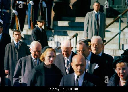 State Funeral of President Kennedy: Requiem Messe in St. Matthewu2019s Kathedrale und Beerdigung auf Arlington National Cemetery. Ehemalige Präsidenten, Harry S. Truman und General Dwight D. Eisenhower, stehen vor der Kathedrale St. Matthäus der Apostel, für die Requiem Messe in der staatlichen Beerdigung von Präsident John F. Kennedy. Ebenfalls im Bild: Mamie Eisenhower; Margaret Truman Daniel; Oberrichter des Obersten Gerichtshofs der Vereinigten Staaten, Earl Warren; Protokolloffizier für das Außenministerium, Clement E. u0022Clemu0022 Conger. Washington, D.C. Stockfoto