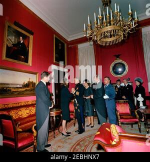 Staatsbegräbnis von Präsident Kennedy: Weißes Haus, nach Beerdigung Empfang. Jacqueline Kennedy und Senator Edward M. Kennedy (Massachusetts) begrüßen die Gäste bei einem Empfang im Weißen Haus nach dem Staatsbegräbnis von Präsident John F. Kennedy; Frau Kennedy besucht mit Prinz Bernhard von den Niederlanden. Ebenfalls im Bild: Prinzessin Beatrix der Niederlande; Premierminister von Kanada, Lester B. Pearson; First Lady von Kanada, Maryon Pearson; US-Chef des Protokolls, Angier Biddle Duke. Red Room, White House, Washington, D.C. Stockfoto