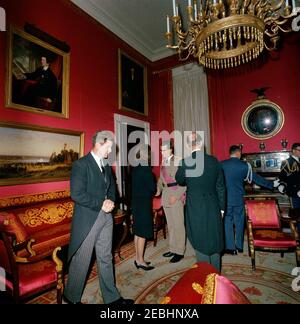 Staatsbegräbnis von Präsident Kennedy: Weißes Haus, nach Beerdigung Empfang. Jacqueline Kennedy besucht König Baudouin von Belgien während eines Empfangs im Weißen Haus, nach dem Staatsbegräbnis von Präsident John F. Kennedy. Senator Edward M. Kennedy (Massachusetts) steht auf der linken Seite; US-Chef des Protokolls, Angier Biddle Duke, steht auf der rechten Seite (zurück zur Kamera). Red Room, White House, Washington, D.C. Stockfoto