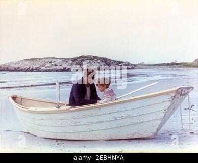 Wochenende in Newport, Rhode Island: Präsident Kennedy und John F. Kennedy, Jr. (JFK Jr.), im Ruderboot am Baileyu2019s Beach; Caroline Kennedy (CBK) und Freundin. Präsident John F. Kennedy sitzt mit seinem Sohn John F. Kennedy, Jr., in einem Ruderboot am Baileyu2019s Beach in Newport, Rhode Island. Stockfoto