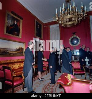 Staatsbegräbnis von Präsident Kennedy: Weißes Haus, nach Beerdigung Empfang. Jacqueline Kennedy und Senator Edward M. Kennedy (Massachusetts) begrüßen die Gäste bei einem Empfang im Weißen Haus nach dem Staatsbegräbnis von Präsident John F. Kennedy; Frau Kennedy schüttelt die Hände mit dem griechischen Außenminister Sophocles Venizelos. Ebenfalls im Bild: Prinz Bernhard von den Niederlanden; Prinzessin Beatrix von den Niederlanden (meist versteckt); Minister für auswärtige Angelegenheiten der Niederlande, Joseph LUNs; Premierminister von Kanada, Lester B. Pearson; US-Chef des Protokolls, Angier Biddle Duke. Red Roo Stockfoto