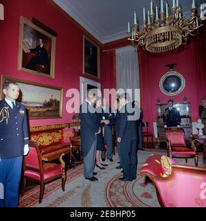 Staatsbegräbnis von Präsident Kennedy: Weißes Haus, nach Beerdigung Empfang. Jacqueline Kennedy und Senator Edward M. Kennedy (Massachusetts) begrüßen die Gäste bei einem Empfang im Weißen Haus nach dem Staatsbegräbnis von Präsident John F. Kennedy; Frau Kennedy schüttelt die Hände mit dem ersten stellvertretenden Vorsitzenden des Ministerrats der Sowjetunion (UdSSR), Anastas Mikoyan. Ebenfalls abgebildet: Vizepräsident von Spanien, Agustu00edn Muu00f1oz Grandes; US-Chef des Protokolls, Angier Biddle Duke; Air Force Aide to President Kennedy, Brigadier General Godfrey T. McHugh (teilweise versteckt). Rotes Zimmer, Weiß Stockfoto