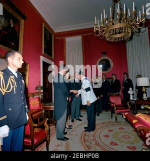 Staatsbegräbnis von Präsident Kennedy: Weißes Haus, nach Beerdigung Empfang. Jacqueline Kennedy und Senator Edward M. Kennedy (Massachusetts) begrüßen die Gäste bei einem Empfang im Weißen Haus nach dem Staatsbegräbnis von Präsident John F. Kennedy; Frau Kennedy schüttelt die Hände mit einem unbekannten Mann. Auch abgebildet: Minister für Auswärtige Beziehungen von El Salvador, Dr. Hector Escobar Serrano; Minister für auswärtige Angelegenheiten von Pakistan, Zulfikar Ali Bhutto; Botschafter von Pakistan, Ghulam Ahmed; US-Chef des Protokolls, Angier Biddle Duke; Air Force Aide zu Präsident Kennedy, Brigadier General Godfrey T. M. Stockfoto