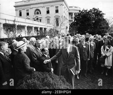 Besuch der Delegierten der Sitzung 1963, Verwaltungsrat des Beratenden Ausschusses für Poststudien, Universelle Postunion, 9:35am Uhr. Präsident John F. Kennedy (Mitte rechts) begrüßt internationale Delegierte zur Sitzung der Universellen Post Unionu0027s 1963 des Verwaltungsrats des Beratenden Ausschusses für Poststudien. Rose Garden, White House, Washington, D.C. Stockfoto